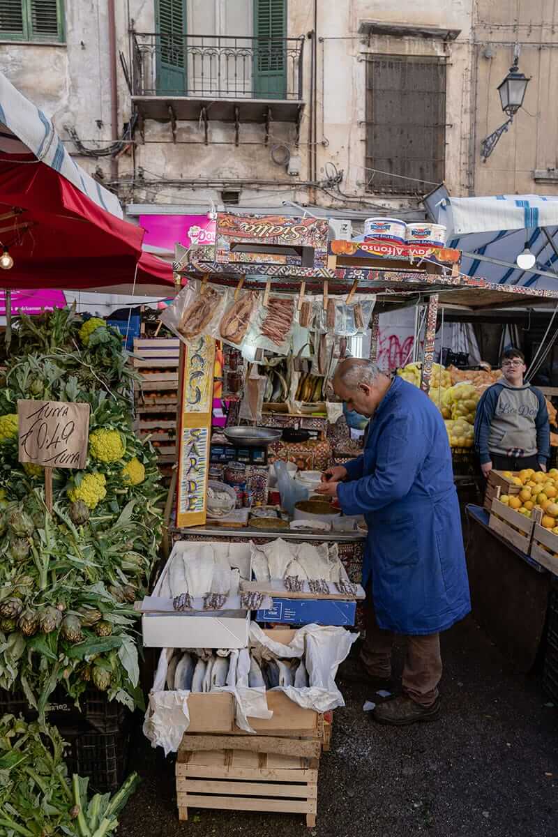 Bazaar with music