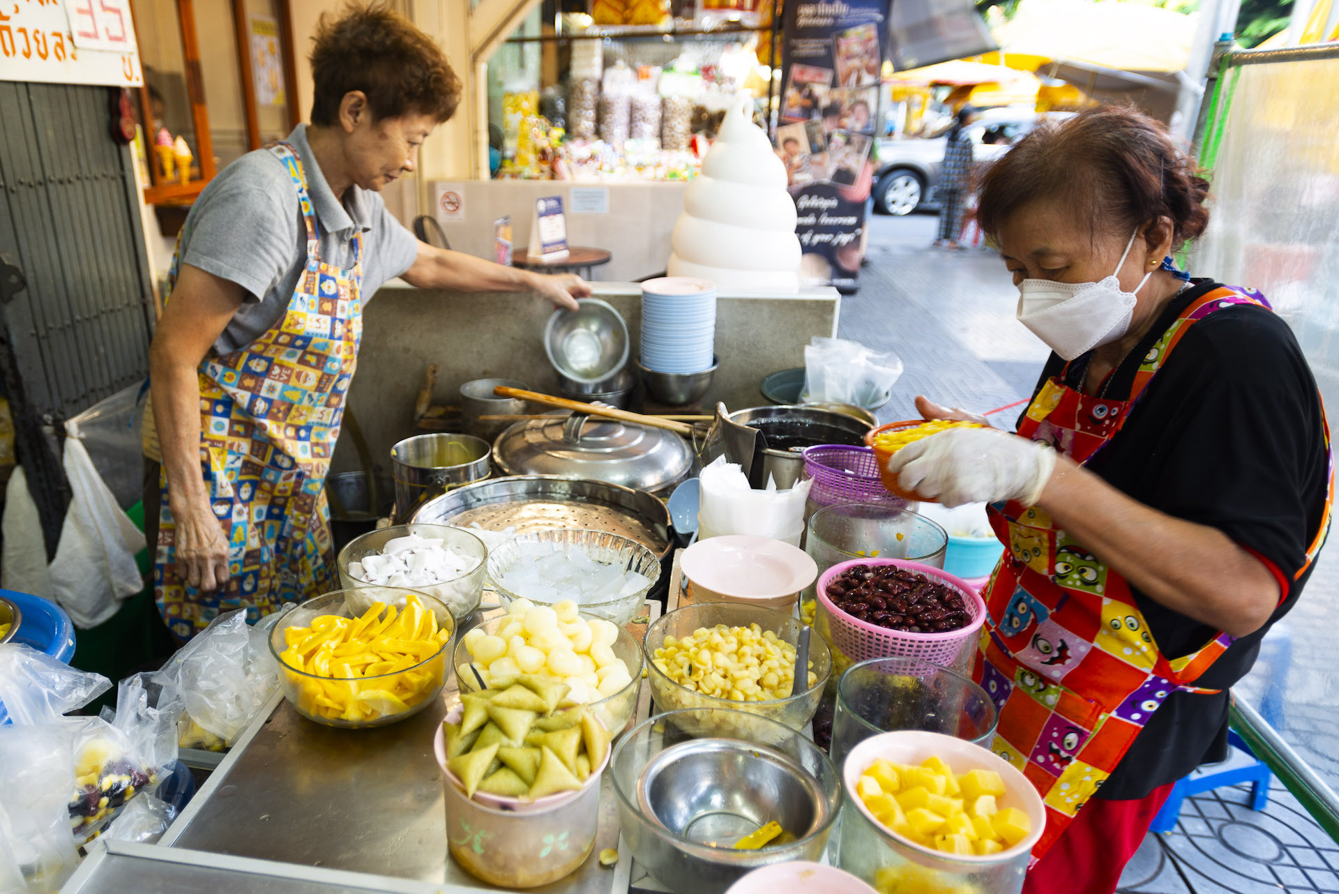Making desserts at Bok Kia Thadindaeng, Thanon Tha Din Daeng, Thonburi, Bangkok, photo by Austin Bush