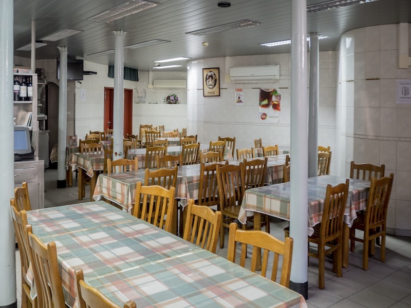 The dining room at A Ideal, photo by Maria Rebelo
